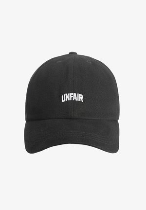 Schwarze Baseballmütze aus Stoff, mit weißem gesticktem Text "UNFAIR" auf der Vorderseite, gebogenem Schirm und verstellbarem Rücken.