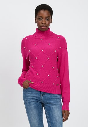 Fuchsia breipat met een hoge hals, voorzien van diamanten patronen en decoratieve studs. Ribgebreide manchetten en zoom geven textuur.