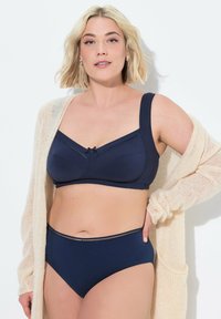 Reggiseno blu navy e culotte a vita alta coordinati, realizzati in un morbido tessuto, con spalline larghe e un delicato fiocco al centro del reggiseno.