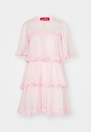Vestido rosa con volantes en capas y acentos florales en los bordes. Presenta mangas cortas y un escote redondo con un detalle de ojal.