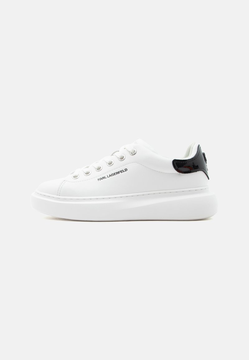 Witte lage sneaker met dikke zool, zilveren veterogen, zwart hielstuk en het "KARL LAGERFELD" logo aan de zijkant.