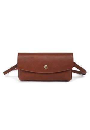 Sac bandoulière en cuir marron avec fermeture à rabat et petit logo circulaire doré au centre, sur fond blanc.