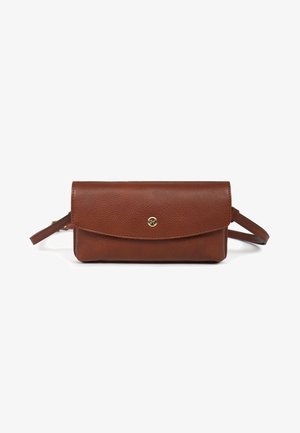 Sac bandoulière en cuir marron avec fermeture à rabat et petit logo circulaire doré au centre, sur fond blanc.