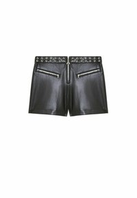 Pantalones cortos de cuero negro con una cinturilla con tachuelas, cremalleras frontales y una silueta ajustada. Textura suave con acentos metálicos.