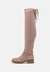 Botas de ante rosa hasta la rodilla con acabado texturizado, punta redonda y tacón de bloque. Presentan un cierre con lazo en la parte superior y suela acanalada.