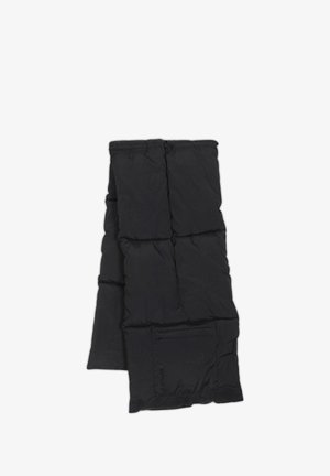 Sort puffer-scarf med et quiltet design, der har rektangulære sektioner og en frontlomme, lavet af et letvægts, tekstureret materiale.
