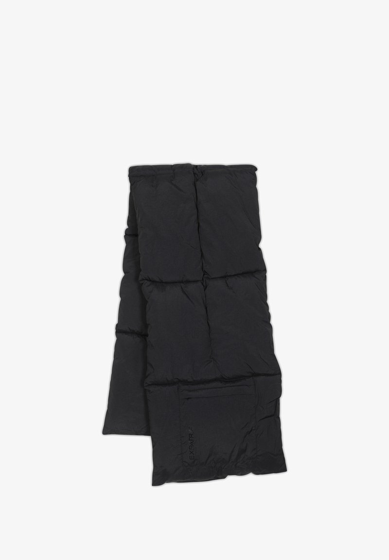 Sort puffer-scarf med et quiltet design, der har rektangulære sektioner og en frontlomme, lavet af et letvægts, tekstureret materiale.