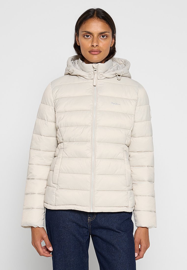 Giacca puffer beige chiaro con cappuccio, dotata di una zip frontale, motivo a righe orizzontali e silhouette leggermente aderente.