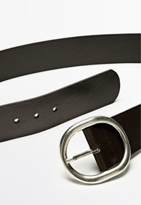 Cintura in pelle nera con una finitura liscia, dotata di una fibbia in metallo argento arrotondata e fori pre-perforati per una misura regolabile.