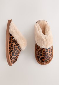 Papučky s leopardím vzorom, vnútornou podšívkou z umelej kožešiny, hnedou gumovou podrážkou a zaobleným tvarom pre pohodlie. Majú mäkký, štruktúrovaný vrch.