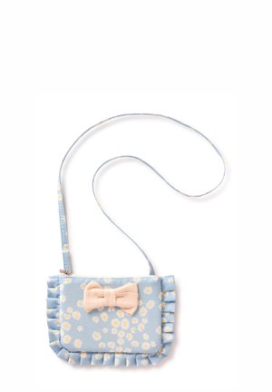 Jasnoniebieska torba na ramię z nadrukiem białych stokrotek, falbankowymi krawędziami oraz różową materiałową kokardą na przodzie.