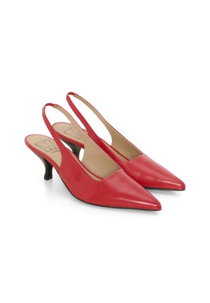 Sarkans ādas siksnīšu papēžu kurpes ar smailiem purngaliem un 5 cm melnu papēdi. Gluda tekstūra ar strukturētu dizainu un atvērtām malām, lai nodrošinātu gaisa caurlaidību.