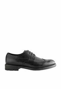 Chaussures noires en cuir avec un design à bout romain, des détails perforés, cinq œillets et un talon bas avec une semelle texturée.