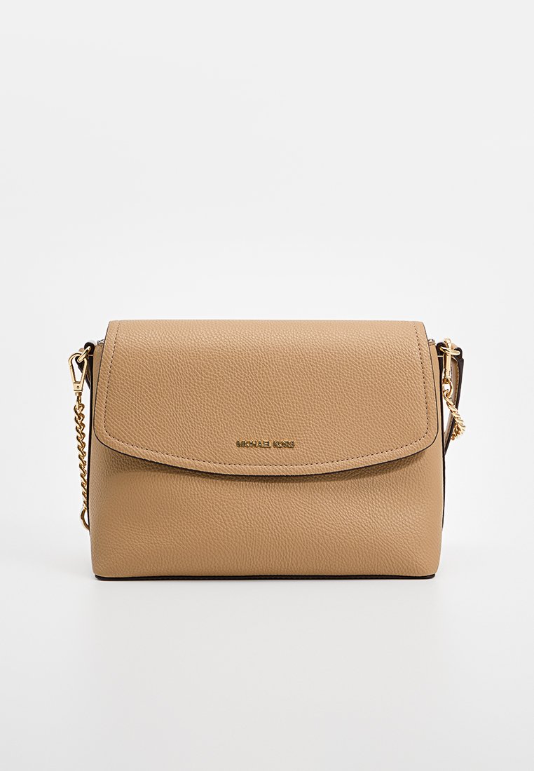 Tan leren schoudertas met een gestructureerde vorm, magnetische flapsluiting, gouden hardware-accenten en een afneembare kettingriem.