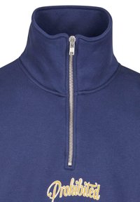 Felpa blu navy con mezzo zip e collo alto, caratterizzata da una cerniera argento e testo ricamato giallo "Proibito" sul davanti.