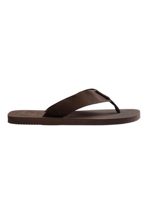 Braune Flip-Flop-Sandale mit strukturierter Sohle und breitem Stoffriemen, flache Sohle, vor weißem Hintergrund dargestellt.