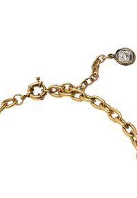 Bransoletka z metalowego łańcuszka w kolorze złotym z mieszanymi ogniwami. Posiada okrągłe zapięcie oraz dekoracyjny charms z delikatnym grawerem.