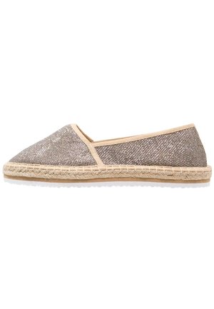 Espadrille-Schuh mit einem metallisch bronzefarbenen Stoffoberteil, hellfarbigen Canvas-Details und einer geflochtenen Jutesohle. Schlanke, abgerundete Form mit strukturierter Oberfläche.