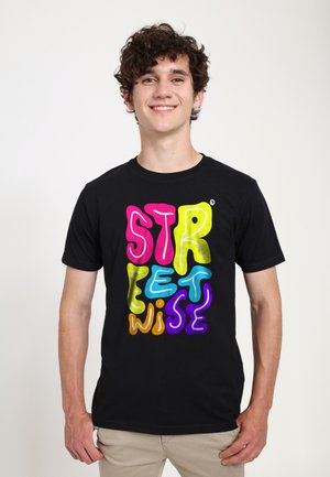 Sort t-shirt med farverig, boble-stil tekst, der læser "STREETWISE" i pink, gul, blå, orange og lilla. Korte ærmer, rund hals.