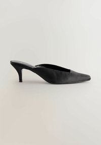 Schwarze Lederhighheels mit spitzem Zehenbereich, niedrigem Absatz und offener Ferse, glatter Textur und minimalistischem Stil.