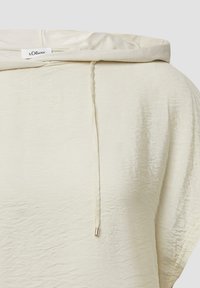 Cremfarbener Hoodie mit Kordelzug und sichtbarem s.Oliver Markenetikett am inneren Kragen.