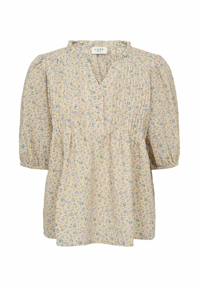 Blommig blus i ljus beige tyg. Har en rynkad halsringning, knapplist och puffärmar med elastiska manschetter. Litet blått och grönt blommönster.