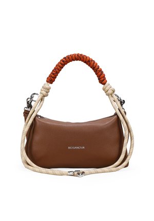 Bolso de mano de cuero marrón con la marca "BOSANOVA", con asas trenzadas de cuerda blanca y naranja con cierres metálicos plateados.