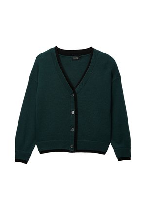 Cardigan vert avec un décolleté en V profond, des bordures noires, cinq boutons sur le devant, et des poignets et un ourlet côtelés. Texture en tricot doux.