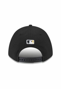 Gorra de béisbol negra con un diseño estructurado y un cierre de plástico ajustable. Presenta un pequeño logotipo bordado de la MLB en la parte posterior.