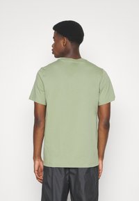 Nike Sportswear CLUB TEE - T-paita - oil green