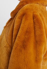 Object Mantel - mustard yellow