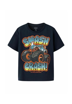 T-shirt enfant bleu marine avec un grand motif d’un monster truck orange et le texte « SMASH CRASH ! » en lettres bulles colorées.