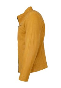 Senfgelbe Lederjacke mit Reißverschluss, stehendem Kragen und Seitentasche. Glatte Textur mit körpernaher Silhouette.