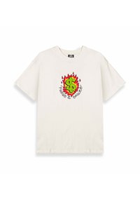 Camiseta de algodón color crema con cuello redondo y mangas cortas, que presenta un gráfico colorido de un signo de dólar rodeado de llamas.