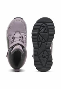 Fioletowe buty za kostkę z gładką górną częścią, teksturowanym szarym bokiem i podszewką z polaru. Gumowa podeszwa zewnętrzna ma wzorzysty bieżnik.