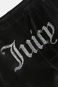 Melnā samta auduma, kas rotāts ar sudraba rhinestones, izvietoti cursīvā fontā, rakstot "Juicy." Mīksta tekstūra ar elastīgu jostasvieta.