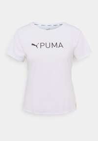 Camiseta blanca de manga corta hecha de mezcla de algodón, con un gran logo negro de "PUMA" en la parte delantera y un cuello redondo con branding impreso en el interior.