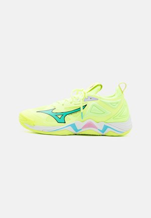 Jasnożółty sportowy sneaker z niebieskimi i różowymi akcentami, siateczkową cholewką, wiązaniem na sznurowadła i grubą, miękką podeszwą, pokazany z profilu bocznego.