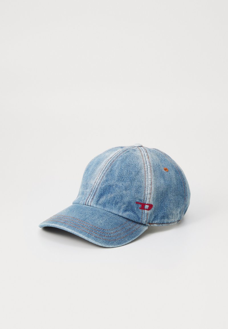 Boné de baseball em denim com aba curva, de cor azul clara, costura vermelha e um pequeno logótipo bordado na frente.