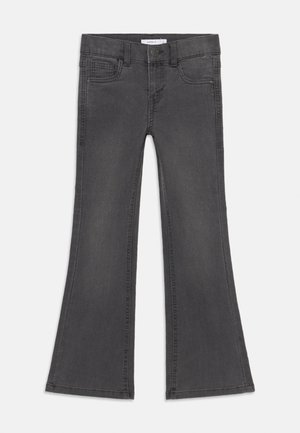 Jean flare gris en denim, avec une taille à fermeture boutonnée, des poches avant et un ourlet net.