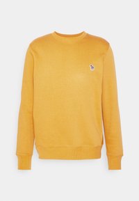 Sudadera mostaza de manga larga, con cuello redondo y puños acanalados. Presenta un pequeño logo multicolor en el pecho.
