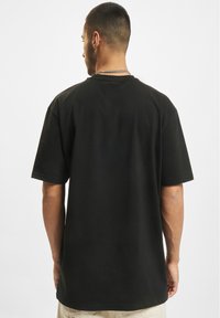 MJ Gonzales MEDUSA SCHWER - T-shirts med print - black