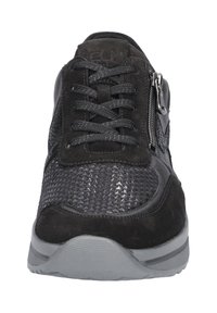 Zwarte sneaker met een leren en mesh bovenkant, ronde neus, vetersluiting aan de voorkant, zijrits en een grijze rubberen zool.