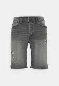 Pantalones cortos de mezclilla gris con un diseño desgastado; incluyen parches deshilachados y un estilo clásico de cinco bolsillos. Presentan un cierre de botón y lazos para cinturón.