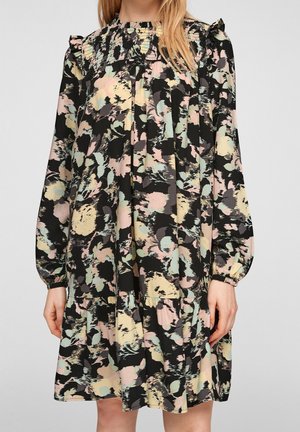 Blomstret kjole med sort baggrund, prydet med pastelfarvede penselstrøg. Lange ærmer med flæsedetaljer og en rynket halsudskæring.