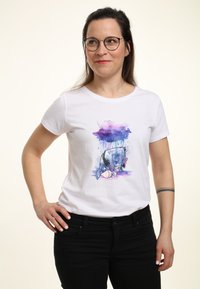 Camiseta de algodón blanca con una colorida ilustración en acuarela de un burro de dibujos animados (Eeyore) con una nube oscura encima, de mangas cortas.
