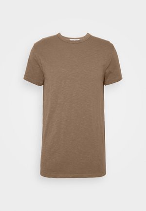 T-shirt marron à manches courtes en tissu léger avec un col rond ; présente une texture lisse et une coupe droite décontractée.
