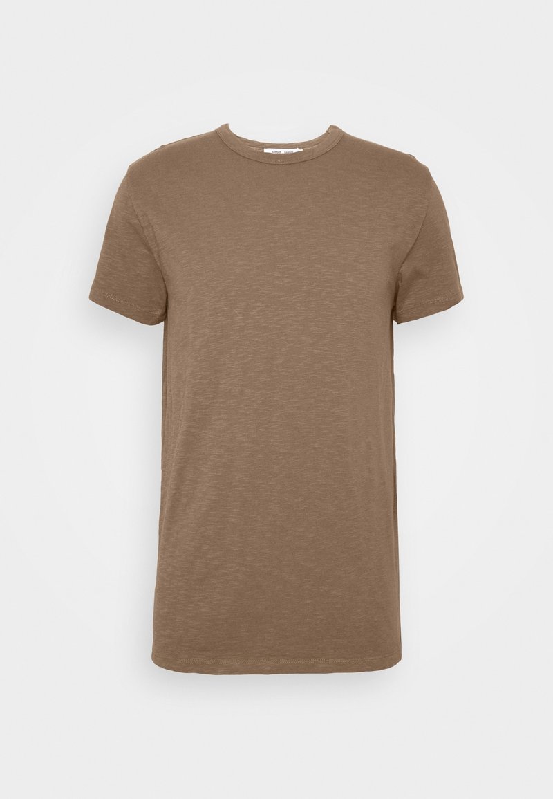 T-shirt marron à manches courtes en tissu léger avec un col rond ; présente une texture lisse et une coupe droite décontractée.