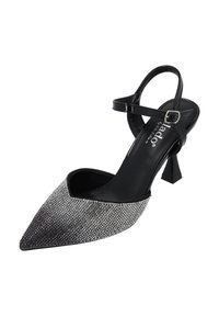 Zapato de charol negro tipo slingback con punta afilada, adornado con strass plateados y con un tacón cuadrado.