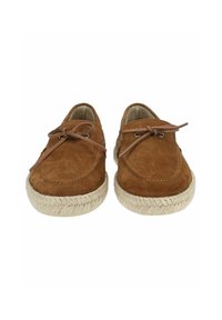 Braune Wildlederschuhe mit runder Zehenform, ausgestattet mit einer geflochtenen Sehleistung und gebundenen Lederschnürsenkeln. Glattes Innenfutter und minimale Nähdetails.